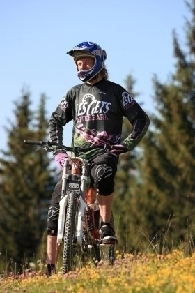 Cycliste sur un VTT avec son casque